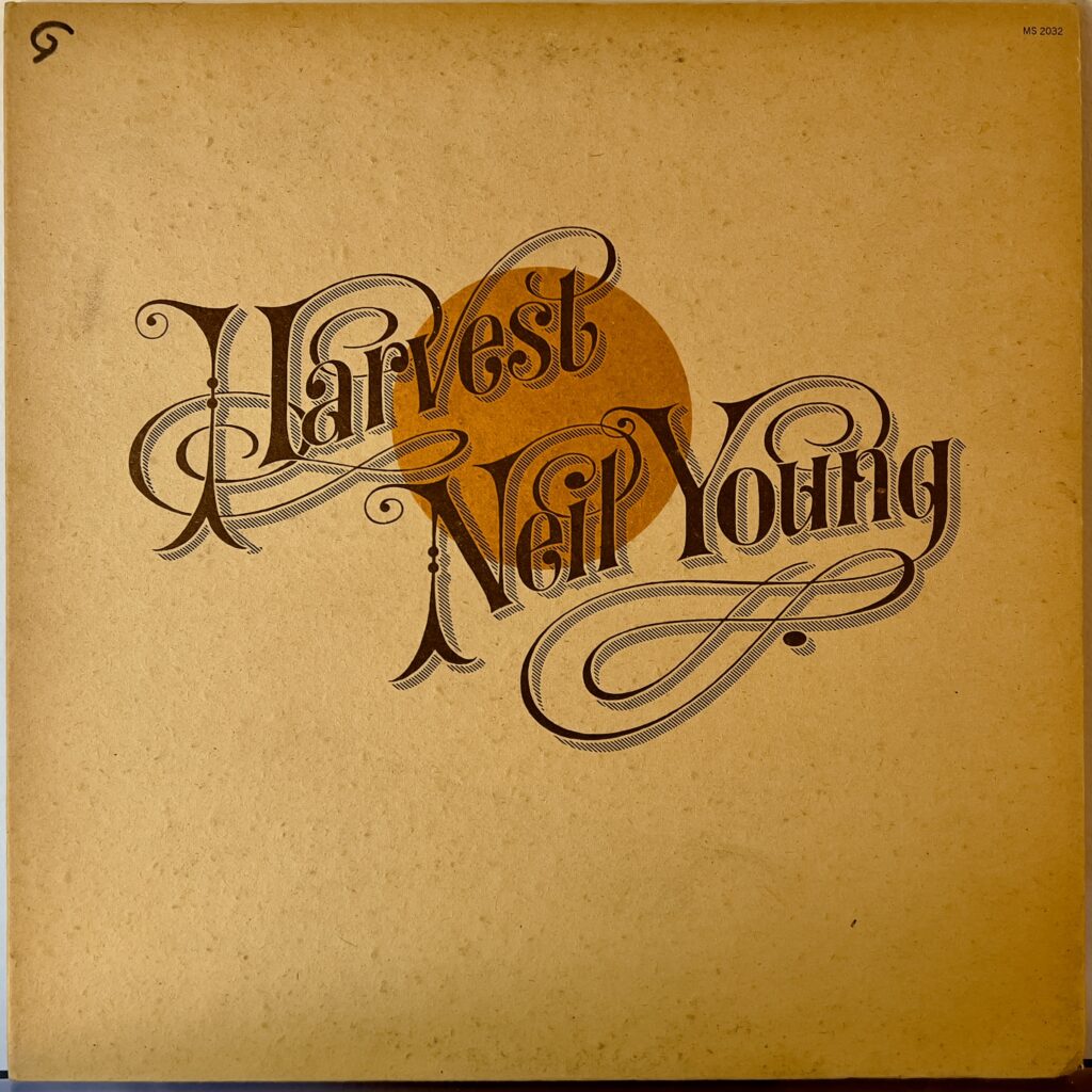 Neil Young & Crazy Horse Harvest レコード Harvest by Neil Young (Vinyl record album review) | Colossal Reviews